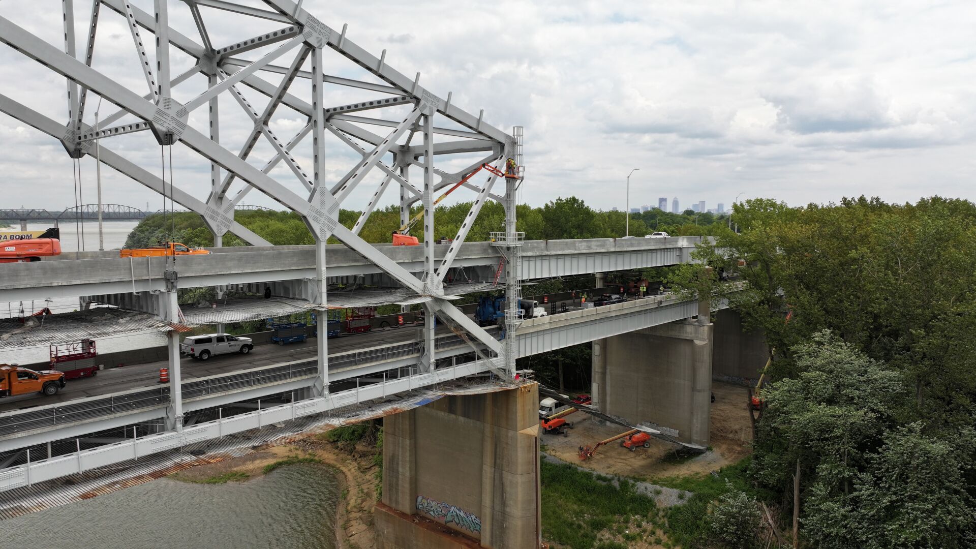 Eastbound lanes of Sherman Minton Bridge reopen after crash on Kentucky side